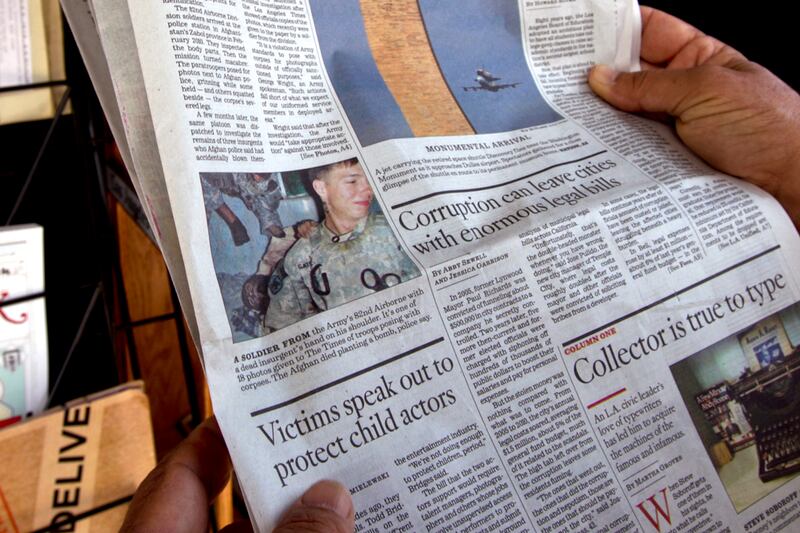 articles/2012/12/05/peers-rip-new-york-post-snuff-cover-but-not-the-photog-who-shot-it/controversial-photos-tease_lmfxmf
