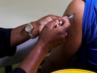 2021-12-10T074827Z_864196613_RC23BR9HE2BJ_RTRMADP_3_HEALTH-CORONAVIRUS-SAFRICA_m0ujru