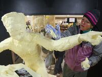 articles/2012/09/22/butter-sculptor-sharon-bumann-on-her-art-butter-movie-more/Jones-butter-sculpture-queen-tease-embed_fcyu1f
