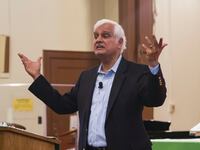 1920px-Ravi_Zacharias_speaks_at_Naval_Station_Guantanamo_Bay_130917-A-MS942-128_na9lsx
