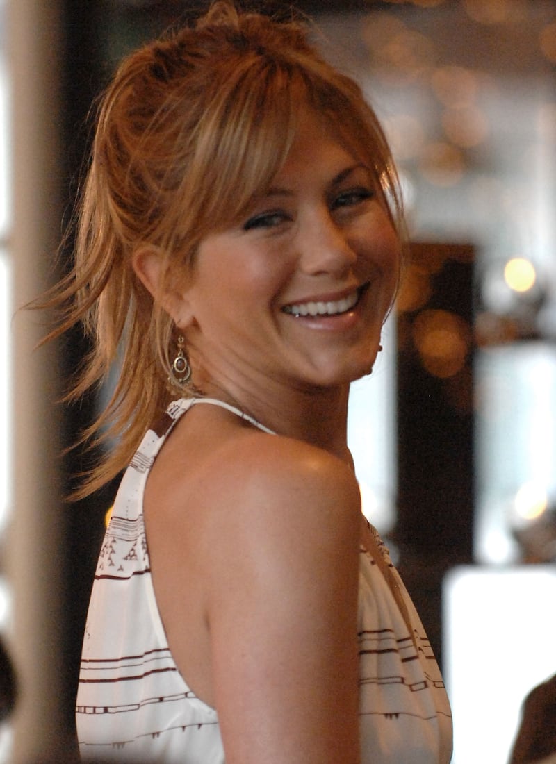 Jenifer poses over the shoulder with a ponytail and bangs for a scene in the 2008 film "Marley and Me".