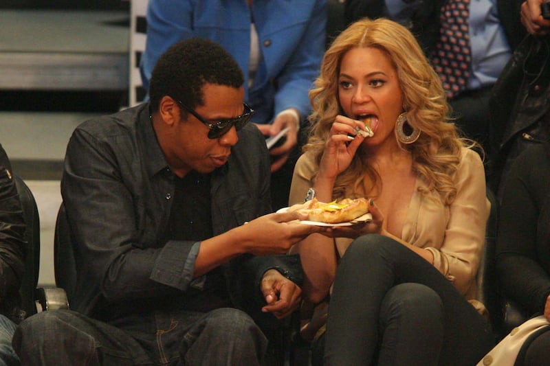 galleries/2012/07/05/justin-bieber-beyonce-more-celebrities-eating-hot-dogs-photos/celebs-eating-hotdogs-beyonce_d08txj