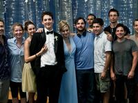articles/2013/08/08/exclusive-a-photo-essay-on-the-making-of-the-spectacular-now/130807-specatular-now-cast-stern-tease_scaxo4