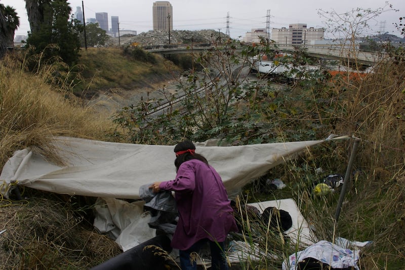articles/2013/03/01/l-a-hunts-for-300-missing-tuberculosis-cases/130226-Pelisek-TB-Skid_Row-embed-02_ikcagb