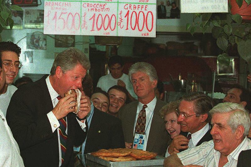 galleries/2011/09/20/herman-cain-sarah-palin-and-more-politicians-eating-pizza-photos/pols-pizza-bill-clinton_cjldz1