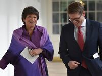 articles/2014/11/18/the-valerie-jarrett-i-know-how-she-saved-the-obama-campaign-and-why-she-s-indispensable/141117-dubois-jarrett-tease_a91b3g