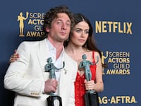 Jeremy Allen White and Molly Gordon at the 2024 SAG Awards.