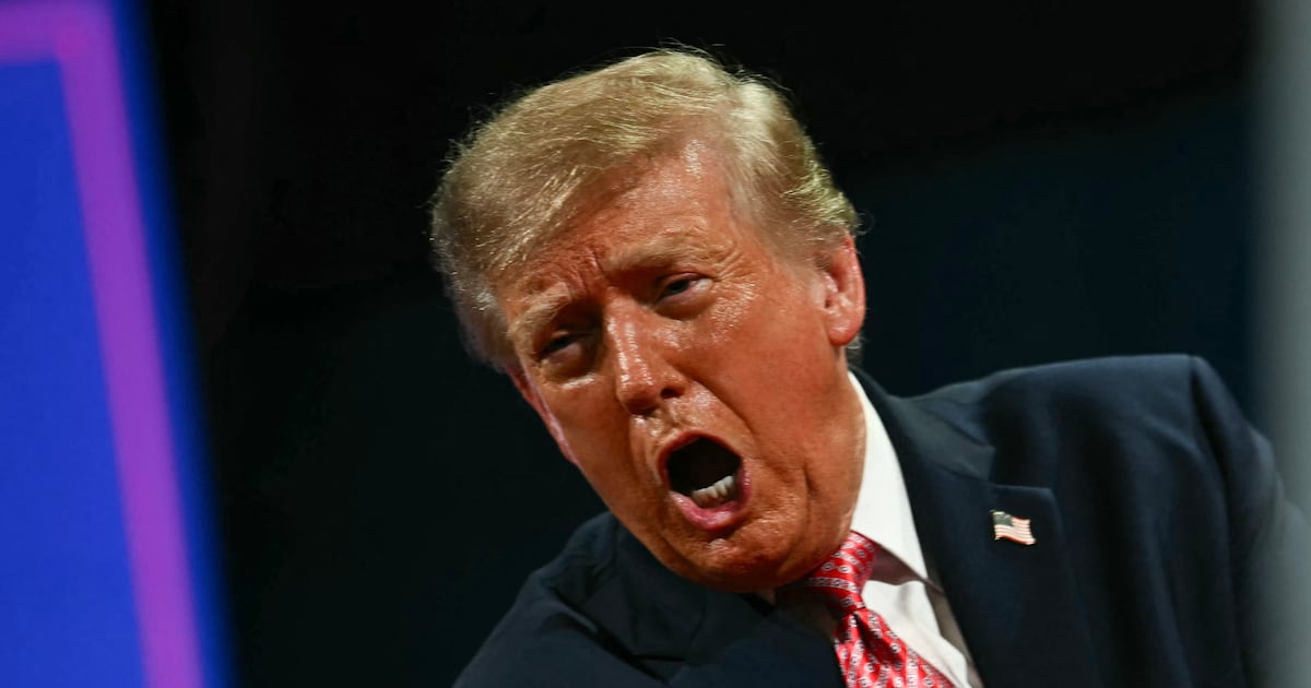 Trumps MAGA-Kundgebung wird ständig von Demonstranten gestört.