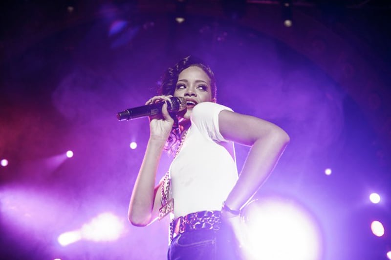articles/2013/05/07/rihanna-777-documentary-sheds-light-on-tour-leaves-out-some-details/130503-Trinh-Rihanna-777-embed_yrdnkb