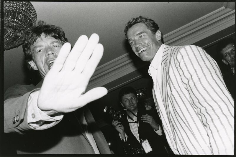 galleries/2014/02/27/paparazzi-photographers-stars-and-artists-at-the-centre-pompidou-photos/paparazzi-gal-pigozzi_jean_mick_jagger_et_arnold_schwarzenegger_ey8fjx