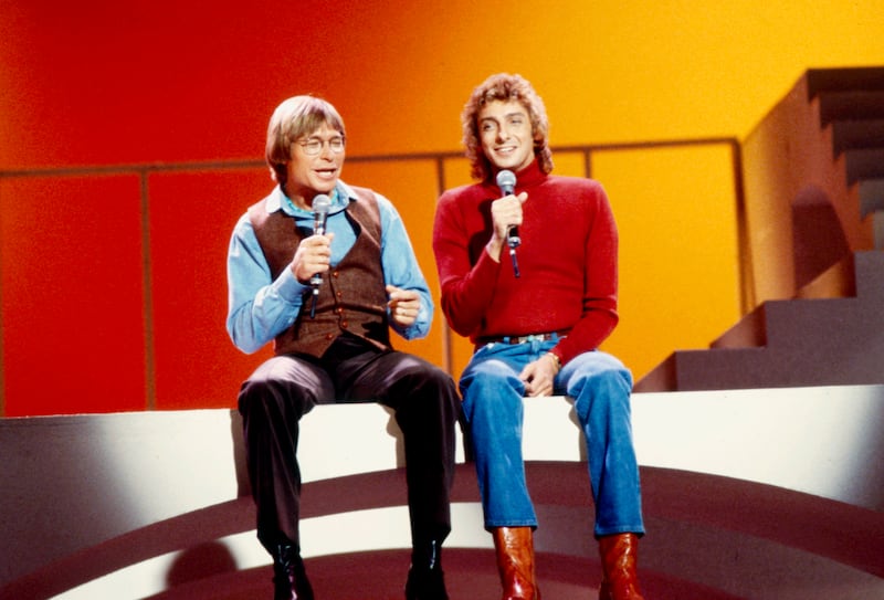 John Denver and Barry Manilow performing on the ABC TV special “The 3rd Barry Manilow Special.”