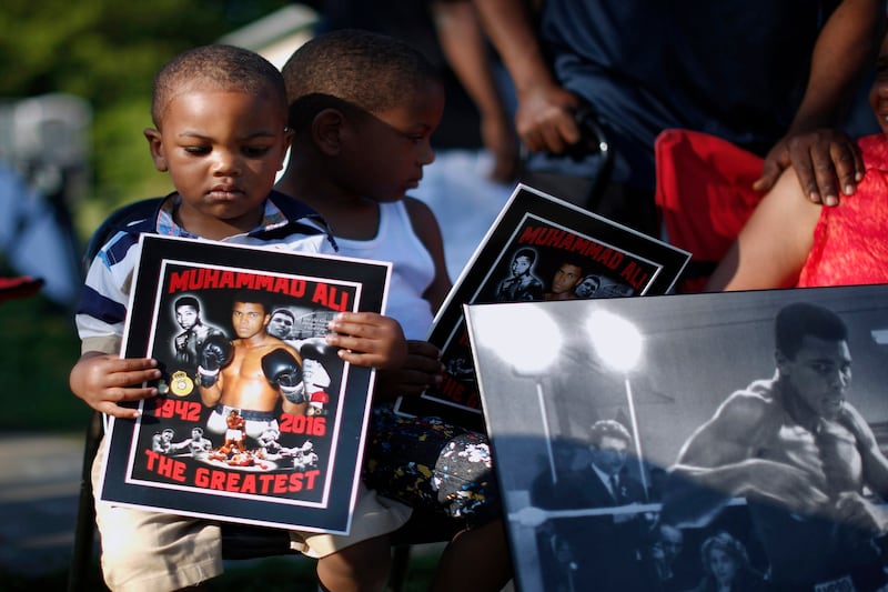 galleries/2016/06/09/remembering-muhammad-ali-photos/160610-muhammad-ali-funeral-01_lkgg6j
