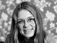 Portrait of American feminist leader and author Gloria Steinem in a room at a Holiday Inn, San Francisco, California, November 1977. (Photo by Janet Fries/Getty Images)
