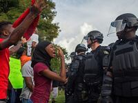 cheats/2016/07/10/baton-rouge-cops-contain-and-threaten-to-arrest-press/160710-miller-baton-rouge-tease1_l74jl1
