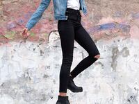 articles/2015/06/23/hospitalized-by-her-skinny-jeans/150623-sykes-skinny-jeans-tease_vifqyf