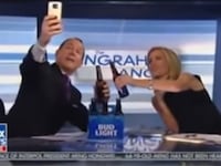 181006-fox-news-tumble-selfie-cheat_pcztla