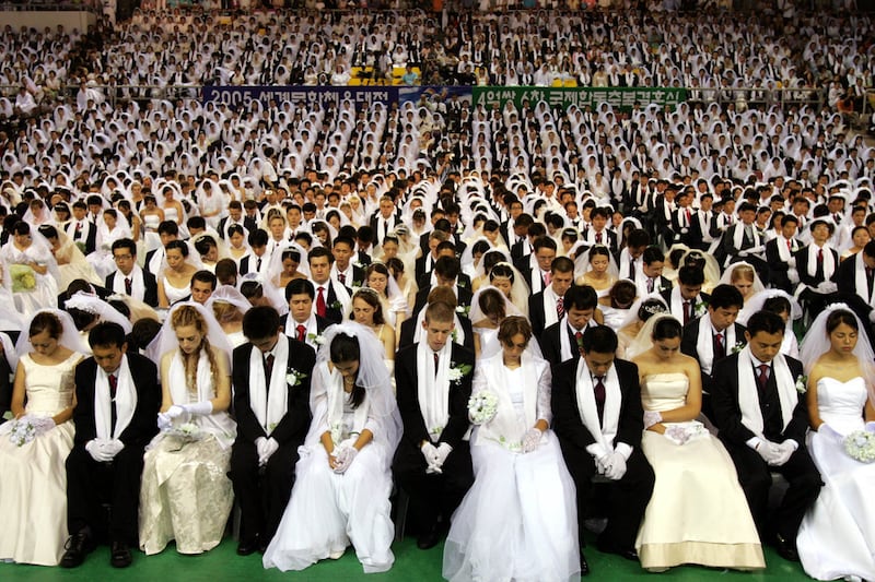 galleries/2012/09/02/mass-weddings-by-sun-myung-moon-photos/sun-myung-moon-wedding2-2005_kzukfw