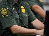 2020-08-14T133113Z_1_LYNXNPEG7D10G_RTROPTP_4_USA-IMMIGRATION_h5sv38