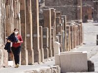 2021-04-27T101305Z_986365265_RC2A4N98084F_RTRMADP_3_HEALTH-CORONAVIRUS-ITALY-POMPEII_tw3m0m