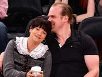 NEW YORK, NY - OCTOBER 18: Lily Allen and David Harbour attend New York Knicks v New Orleans Pelicans preseason game at Madison Square Garden on October 18, 2019 in New York City. (Photo by James Devaney/Getty Images)