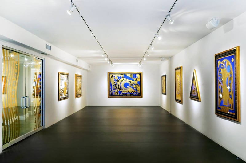 articles/2014/05/23/lina-viktor-is-the-artist-who-paints-with-gold/140722-arcadia-embed01_rzsvyg