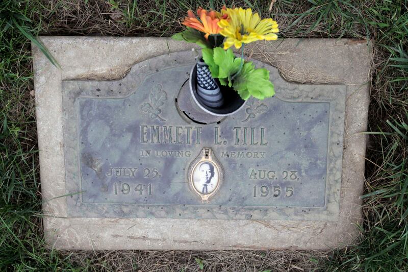 articles/2012/04/24/emmylou-harris-sings-emmett-till-and-a-black-man-is-moved-to-tears/emmett-till-emmylou-frazier_uu7tzn