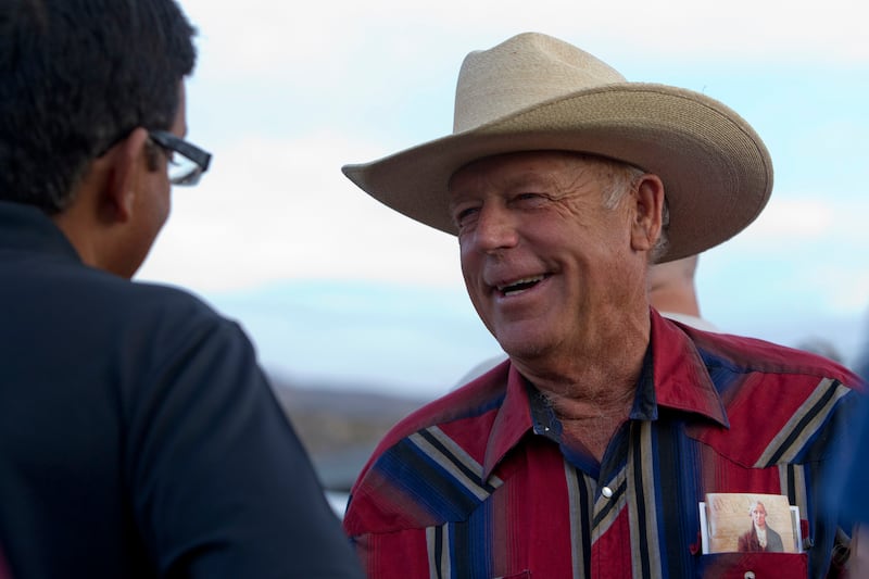 articles/2014/04/24/what-cliven-bundy-s-famous-backers-said-before-and-after/140424-nuzzi-cliven-tease_r3vd4v