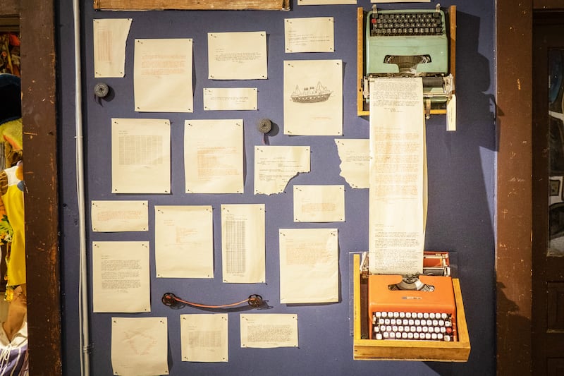 Typewriters-feeding-each-other_Elsewhere-Museum_-Greensboro_-NC_qjs0nh