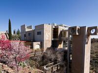 articles/2016/05/08/will-the-dream-town-of-arcosanti-ever-be-finished/160507-berg-unfinished-city-tease_kmu86f