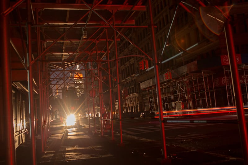 galleries/2012/11/03/manhattan-s-darkest-nights-sandy-s-aftermath-photos/powerless-manhattan-ben-baker-photos-03_ygwlxe