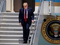 2020-05-06T213220Z_1222985835_MT1USATODAY14288879_RTRMADP_3_PRESIDENT-DONALD-TRUMP-WALKS-OFF-AIR-FORCE-ONE-ON-MAY-5_xtoyiz