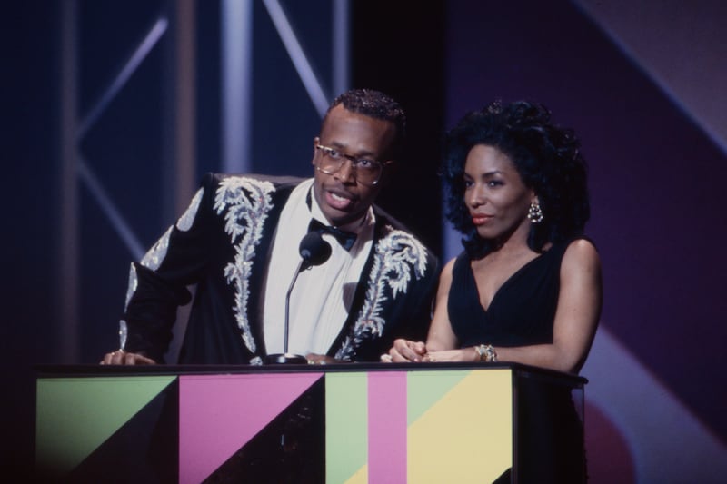 Stephanie Mills presented an award with MC Hammer at the 17th AMA's in 1990.