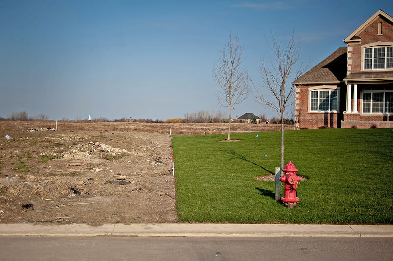 articles/2013/08/01/suburbs-are-dying-say-urbanists-but-the-obits-may-be-premature/130802-suburbs-dzieza-tease_lffmrk