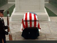 articles/2011/08/26/tomb-of-the-unknown-soldier-defies-hurricane-irene-stays-open/tomb-of-unknown-hurricane-colarusso_nqwou4