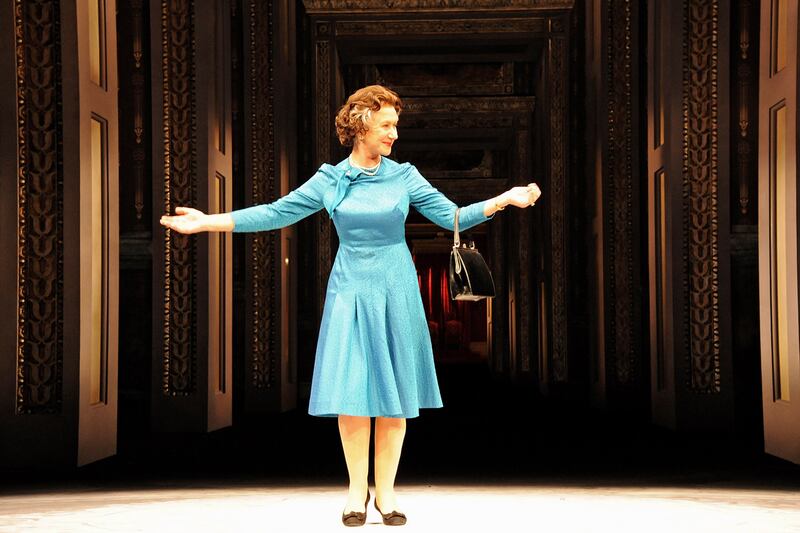 articles/2013/03/06/hellen-mirren-impresses-as-the-queen-in-new-play-the-audience/mirren_arsfts