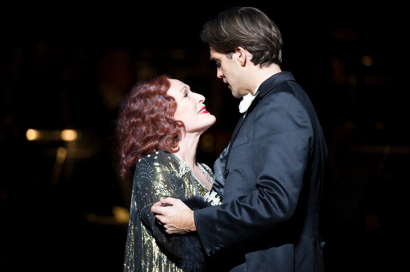 articles/2016/04/24/glenn-close-goes-full-diva-in-sunset-boulevard/160423-hines-glenn-close-embed1_lqukpi