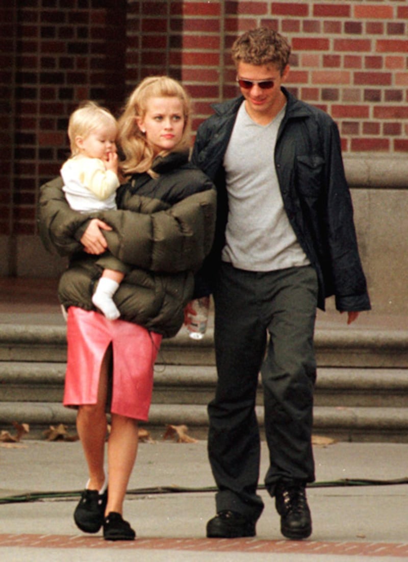 galleries/2011/08/16/celebrity-moms-pregnant-before-25-photos/reese-withspoon-mom_ll0tur