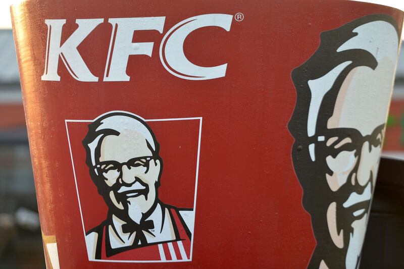 articles/2016/06/23/the-kfc-box-that-charges-your-phone/160623-Place-kfc-box-charges-phones-Tease_v5zghw