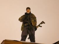 articles/2014/11/30/the-oath-keepers-patrol-rooftops-in-ferguson-the-facts-behind-this-mysterious-militia-group/141130-avlon-ferguson-oath-keepers-tease_aus5mv