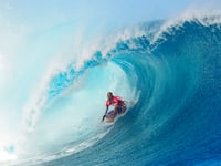 articles/2013/06/12/kelly-slater-gets-a-perfect-surfing-score/130612-kelly-slater-lukach-tease_aa6zuc