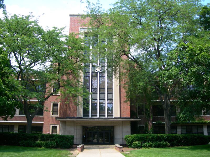 galleries/2013/05/06/top-25-high-schools-midwest/130502-new-trier-township-winnetka_r5zwtm