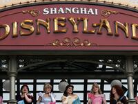 2020-05-11T000000Z_1299463637_RC21MG9ZFE57_RTRMADP_3_HEALTH-CORONAVIRUS-CHINA-DISNEY_m7szfk