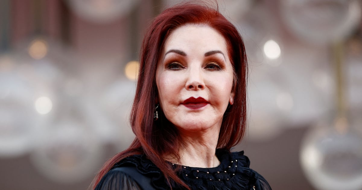 Priscilla Presley, 81, zeigt sich selten mit ihrem Sohn bei einer ...