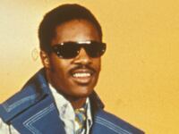 articles/2015/09/21/is-stevie-wonder-cheating-a-dead-man/150921-nestel-wonder-tease2_yzkedw