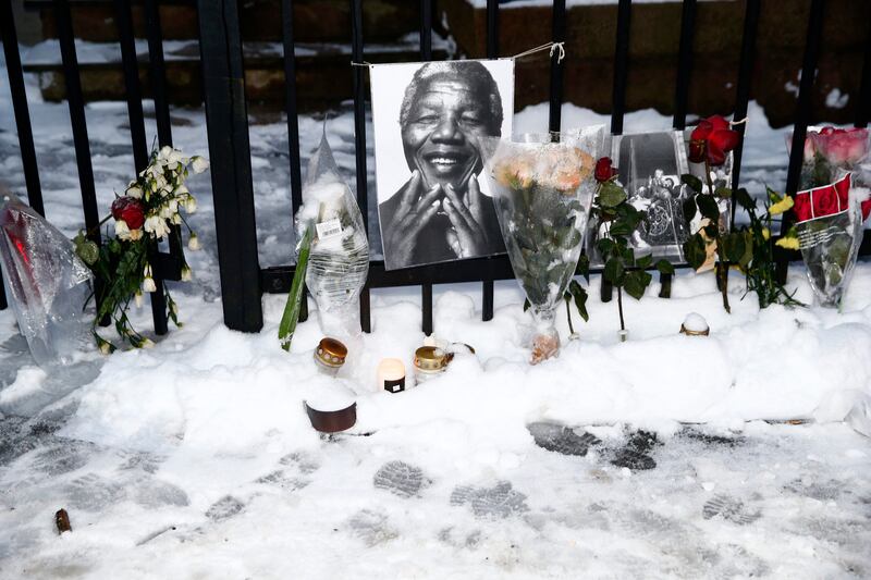 galleries/2013/12/10/mourning-nelson-mandela-photos/mourning-mandela-8_nnbdbg