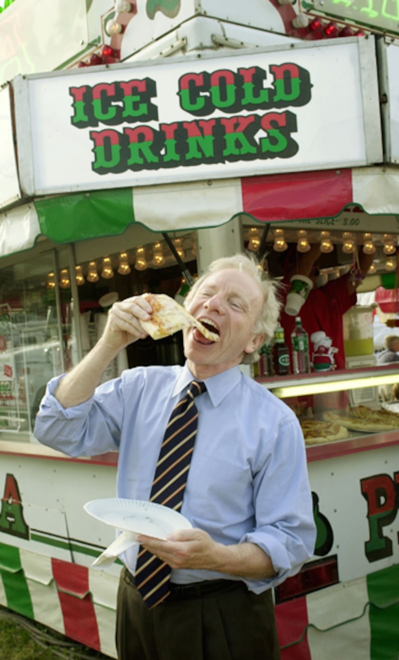 galleries/2011/09/20/herman-cain-sarah-palin-and-more-politicians-eating-pizza-photos/pols-pizza-lieberman_gfize0
