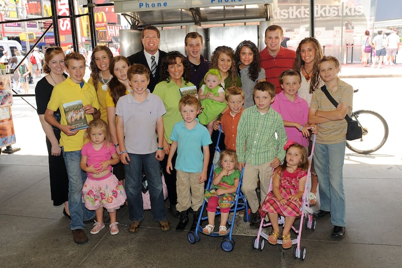 articles/2011/12/16/the-duggars-s-photo-of-their-stillborn-baby-ignites-debate/duggar-family-fernandez_i4bc7a