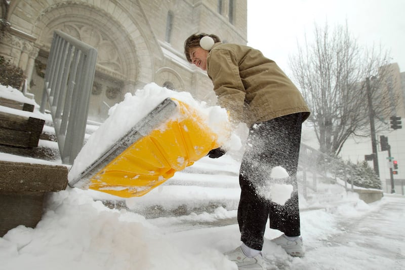 galleries/2012/01/17/most-dangerous-winter-activities-from-skiing-to-hockey/dangerous-winter-activities-shoveling_bxmneh