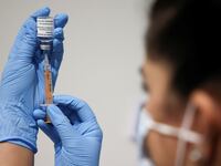 2021-02-19T000041Z_748225118_RC2CVL99Y1RM_RTRMADP_3_HEALTH-CORONAVIRUS-VACCINES-STOCKPILING_imuozj
