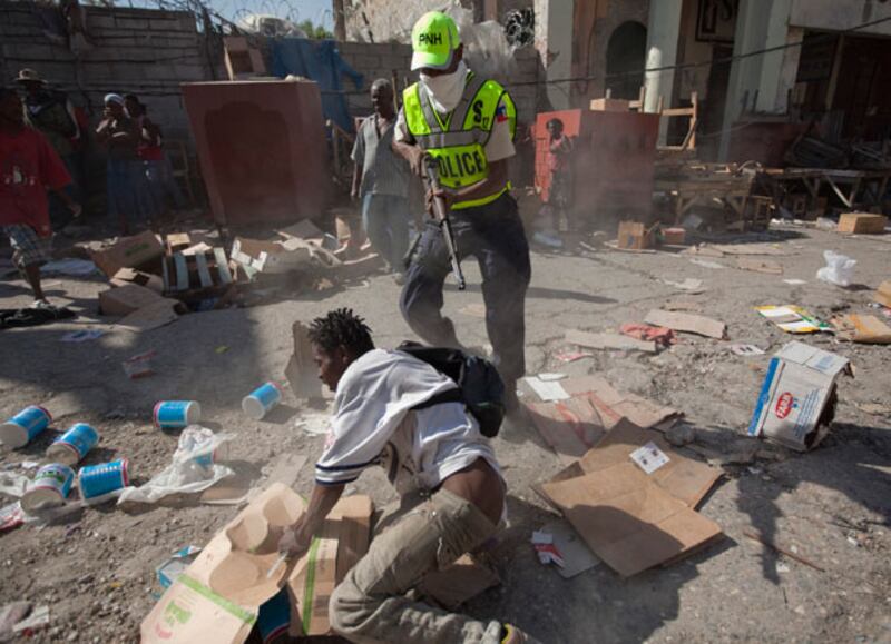 galleries/2010/01/19/chaos-in-haiti/haiti-chaos-4_wp7d33